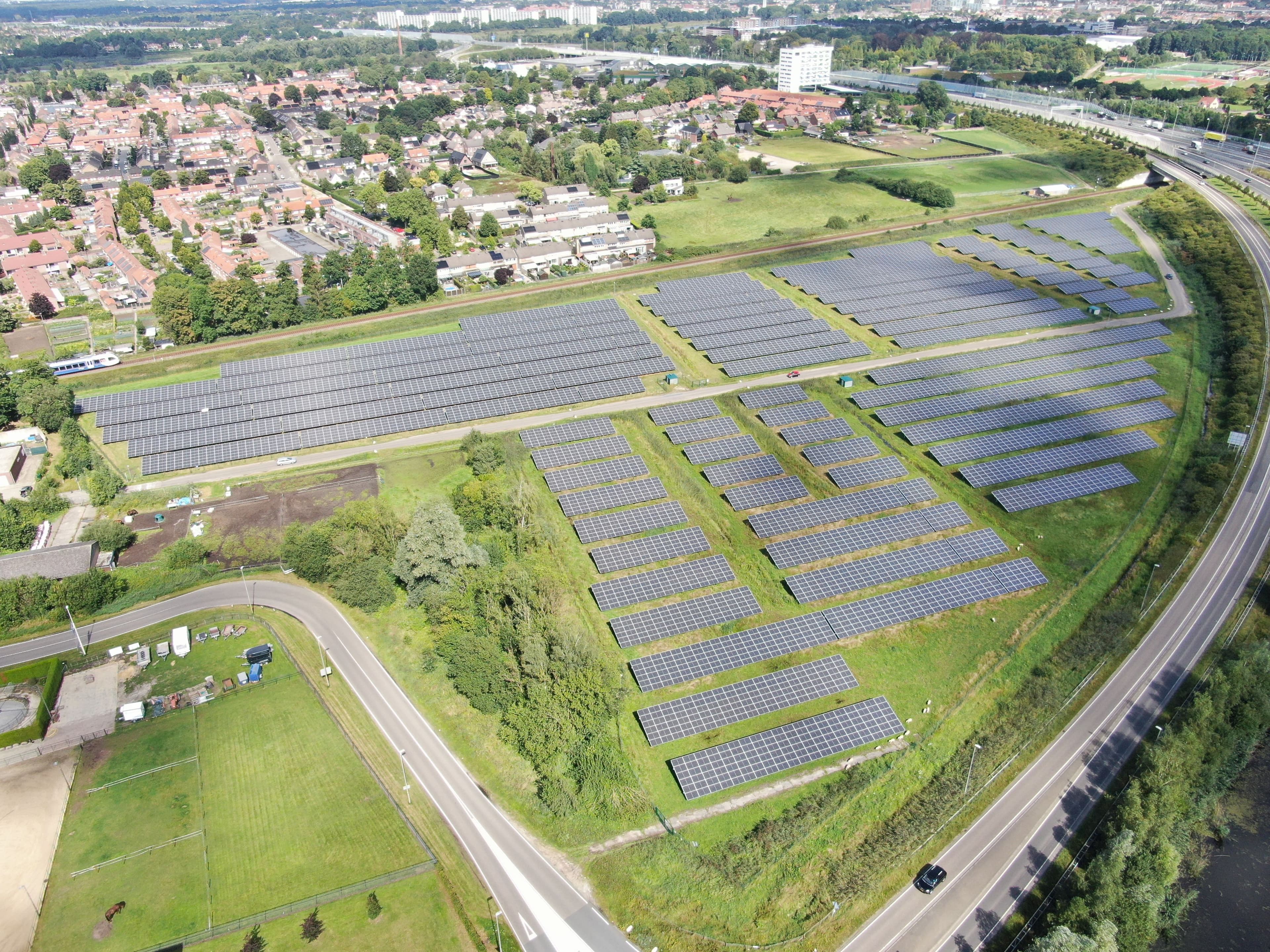 Tegelen freefield project in the Netherlands. Pozemní projekt fotovoltaické elektrárny Tegelen v Nizozemsku